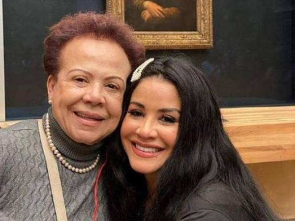 Carolina Sandoval junto a su madre que padece Parkinson en fase 2.