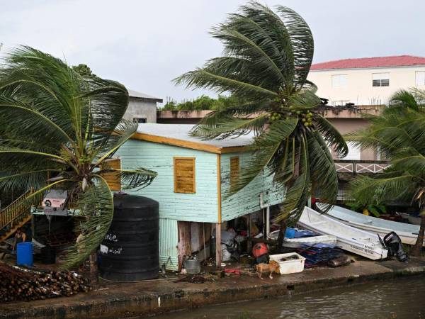 El área costera de Belice sufrió los embates del fenómeno natural desde temprano.