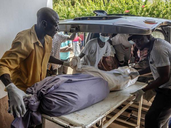 Los primeros cuerpos de seguidores de una secta evangélica en Kenia, cuyo pastor predicaba ayunar hasta la muerte, fueron devueltos el martes a las familias, casi un año después del descubrimiento de la tragedia.