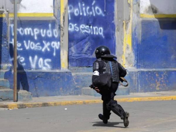 El hostigamiento a la iglesia comenzó a eso de las 23H00 GMT del viernes, tras un ataque de policías y paramilitares a la Universidad Nacional Autónoma de Nicaragua (UNAN), al lado del templo. (AFP)