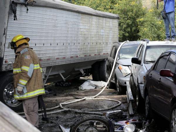 Una de las víctimas quedó tirada abajo del pesado automotor.