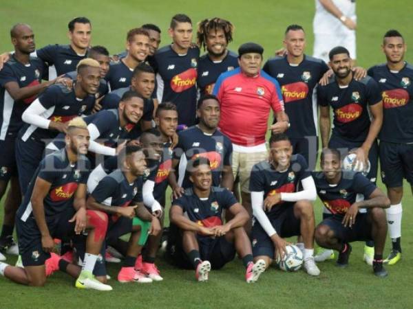 Entre risas bromas y abrazos, los jugadores realizaron un acto especial con 'Manos de Piedra', a quien le hicieron entrega de una camisa roja de la Selección de Panamá y después se tomaron una foto general en grupo. Foto: Juan Salgado / Grupo OPSA.