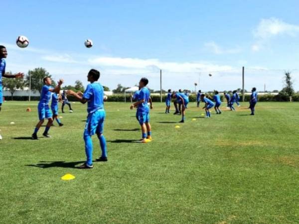 La mini H jugará su último partido ante El Salvador el domingo a las 2:00 de la tarde. | Foto: Fenafuth.