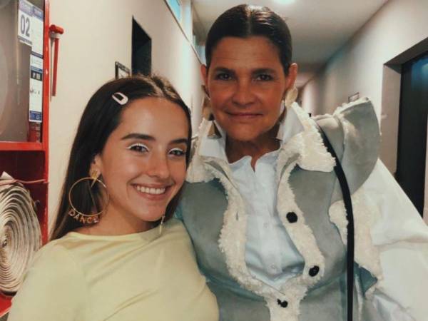 La mamá de la cantante enterneció las redes al compartir el anuncio junto a una fotografía de la bebé.