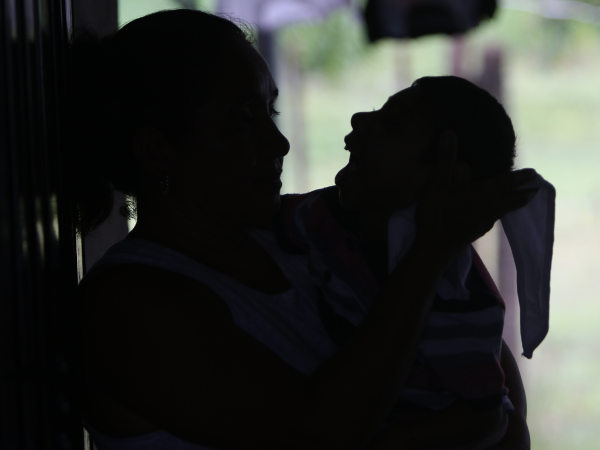 La silueta de María Cristina junto a su hijo, Ángel. El niño pasa las 24 horas del día junto a su progenitora, quien cuida de él mientras el papá trabaja.