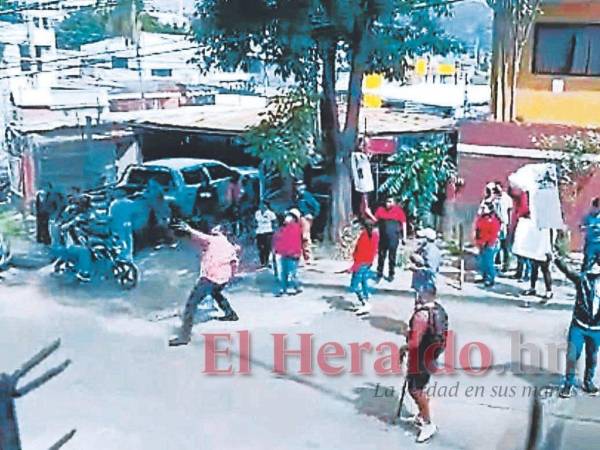 Rivera lanzó piedras a las ventanas del edificio estatal.