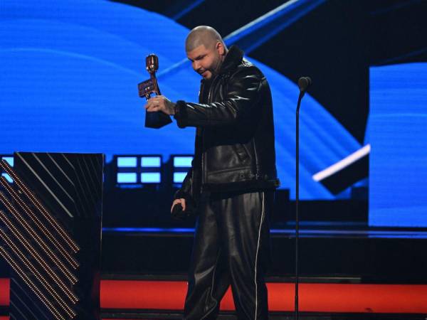 Farruko fue el único de los tres artistas que más premios se llevaron en asistir a la entrega de premios.