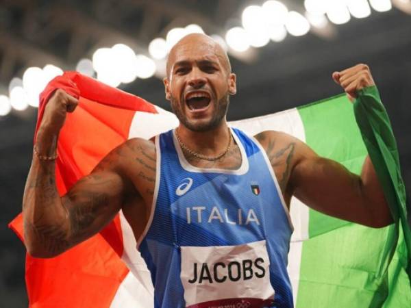 El velocista italiano Marcell Jacobs celebra su victoria en la carrera de 100 metros de los Juegos de Tokio, el 1 de agosto de 2021, en Tokio, Japón. (AP Foto/Martin Meissner)