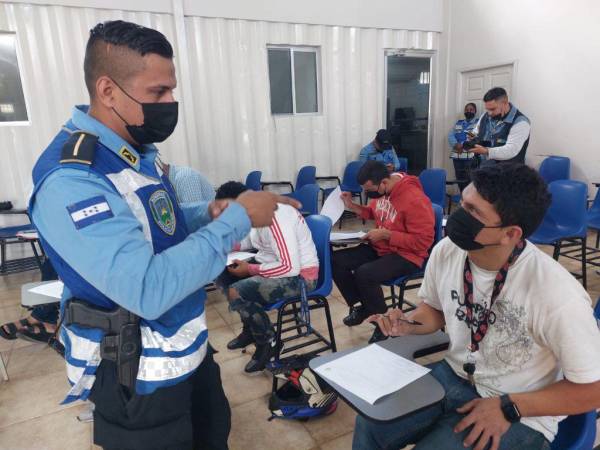 Santiago Matamoros, clase I de Policía, fue el encargado de impartir la capacitación.