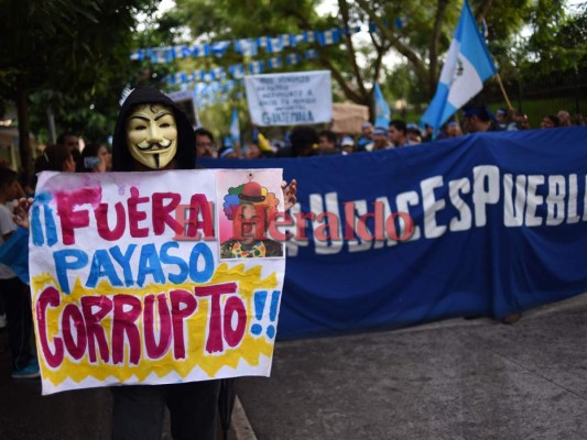 El presidente de Guatemala, Jimmy Morales, y la renovación del mandato de una misión anticorrupción de la ONU, en una calle de la ciudad de Guatemala.