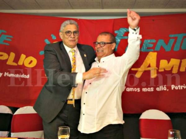 Esdras Amado López junto al líder del FAPER, Andrés Pavón. Foto: Mario Urrutia / El Heraldo.