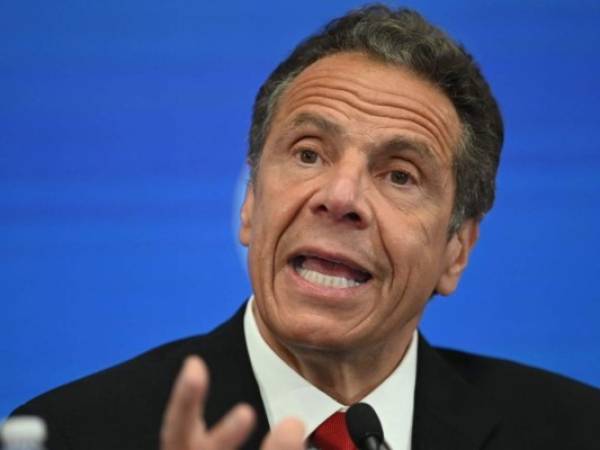 En esta foto de archivo tomada el 26 de mayo de 2020, el gobernador de Nueva York, Andrew Cuomo, habla durante una conferencia de prensa en la Bolsa de Valores de Nueva York (NYSE) en Wall Street en la ciudad de Nueva York. Una mujer que dice que el gobernador de Nueva York, Andrew Cuomo, le tocó el pecho, presentó una denuncia penal contra el político, dijo la policía estadounidense el 6 de agosto de 2021, lo que aumenta la posibilidad de que sea acusado. Foto: AFP