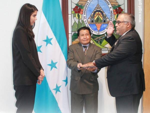 La juramentación fue llevada a cabo por la viceministra de Gobernación y Justicia, Carmen Haydeé López.