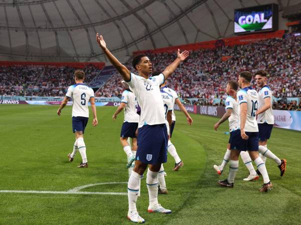 El mediocampista de Inglaterra #22 Jude Bellingham (C) celebra marcar el primer gol de su equipo durante el partido de fútbol del Grupo B de la Copa Mundial de Qatar 2022 entre Inglaterra e Irán en el Estadio Internacional Khalifa en Doha el 21 de noviembre de 2022.