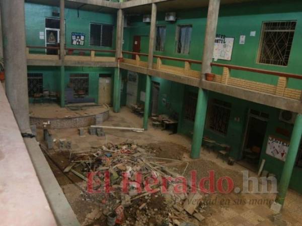 Como un edificio abandonado luce el Instituto Abelardo Fortín, pero se avanza con la construcción de tres cisternas, seis módulos de baños y una aula tecnológica a un costo cercano a los L 2 millones. Foto: David Romero /Efraín salgado/El Heraldo