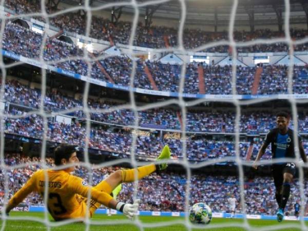 En el último duelo de Champions, el portero Courtois recibió dos goles en el primer tiempo y tuvo que ser sustituido en el complemento por supuestos problemas estomacales. (AP)