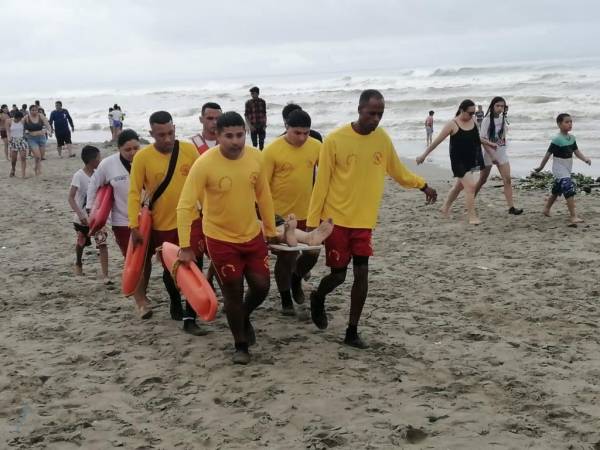 El Cuerpo de Bomberos ha realizado varios rescates de personas en las playas de todo el país.