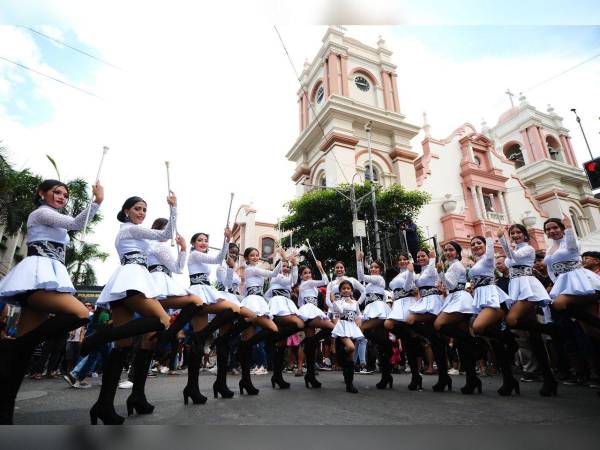 17 bellas palillonas recorrieron las calles de San Pedro Sula engalanando los desfiles de independencia patria este 15 de septiembre. Todas ellas pertenecen al Instituto José Trinidad Reyes.