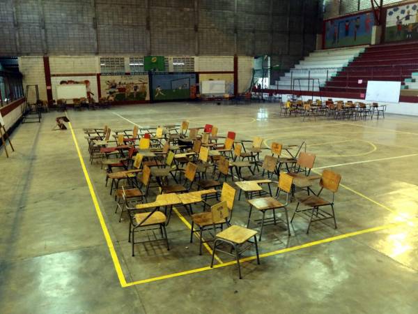 El gimnasio se utiliza como aula de clases para más de 700 estudiantes en el Instituto Intae.