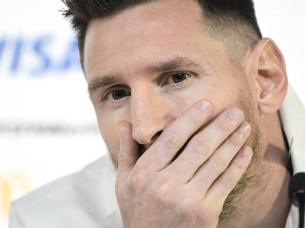 El delantero argentino Lionel Messi reacciona mientras da una conferencia de prensa en el Centro Nacional de Convenciones de Qatar (QNCC) en Doha, el 21 de noviembre de 2022, en la víspera del partido de fútbol de la Copa Mundial de Qatar 2022 entre Argentina y Arabia Saudita.