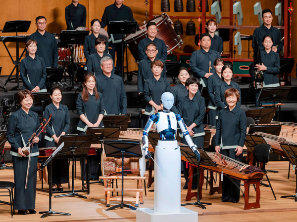 El robot de fabricación surcoreana llamado “EveR 6” dirigiendo a músicos de la Orquesta Nacional