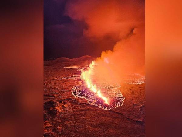 Un volcán situado en el sur de Reikiavik, la capital de Islandia, sigue en erupción el martes, pero la potencia parece estar disminuyendo, anunciaron las autoridades. Estas son las imágenes del impactante hecho.