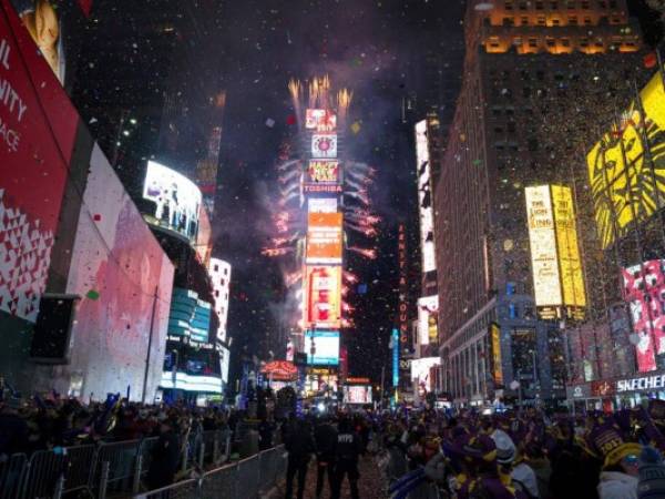 En esta fotografía de archivo del 1 de enero de 2017, una lluvia de confeti cae sobre la multitud que celebra la llegada del año nuevo en Times Square. Foto: AP.