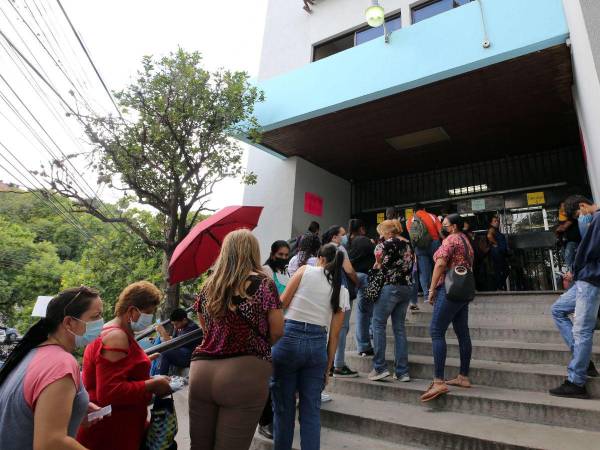 Por segundo día consecutivo continuaron largas filas de pacientes en busca de atención y citas médicas. En esta ocasión, la fila culminó a eso de las 10:00 AM.