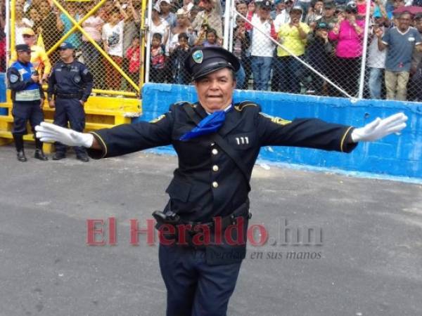 El Cantinflas catracho, como se hace llamar José Zuniga, ingresó al Estadio Nacional de Tegucigalpa junto a los uniformados. Fotos: Eduard Rodríguez / EL HERALDO.