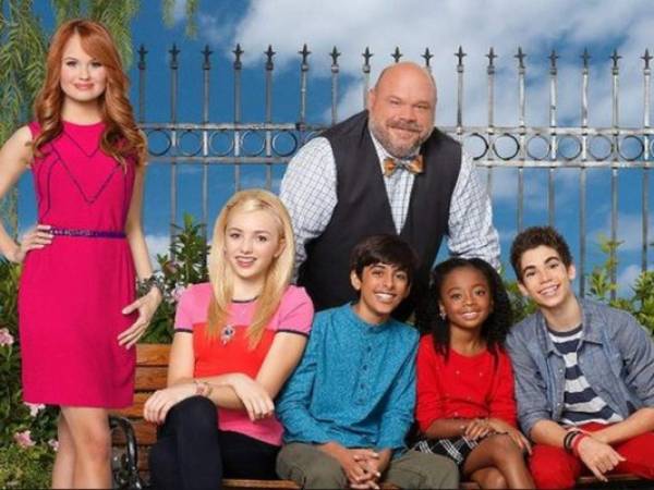 El elenco de la serie Jessie: Debbie Ryan, Peyton List, Chamberlin Kevin, Karan Brar, Skai Jackson y Cameron Boyce. Foto: Disney.