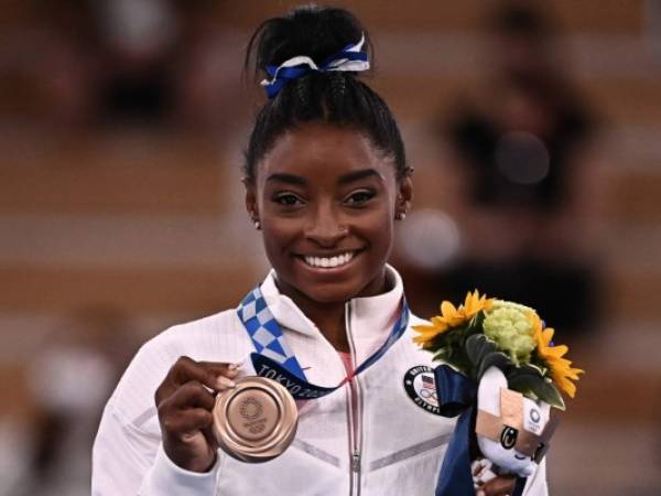 La estadounidense, que ya se había llevado el bronce en Rio-2016 en este mismo aparato, repite podio cinco años después tras lograr una puntuación de 14,000, lejos de la joven Chenchen, de 16 años, que recibió 14,633 puntos, y de Xijing (14,633).