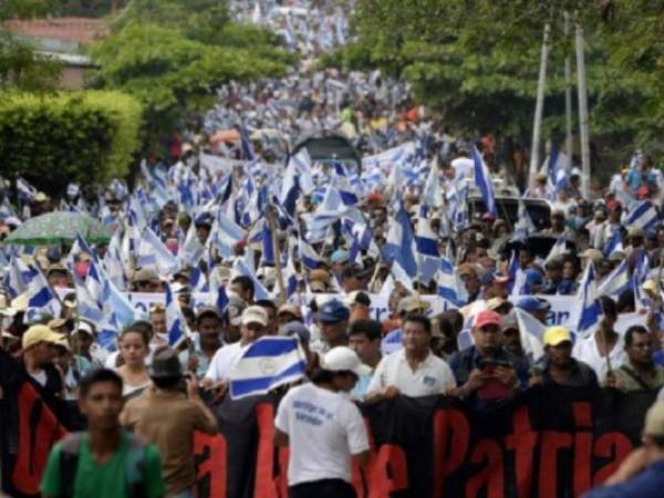 Miles de nicaragüenses salieron a la calle para pedir su renuncia, así como la liberación de cientos de ciudadanos presos por las protestas. Foto: Agencia AFP