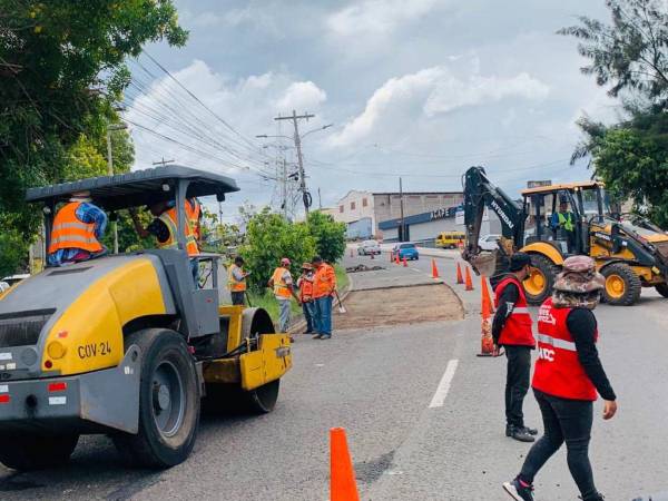 Los trabajos de bacheo que se realizan en el anillo periférico se han intensificado esta semana para reparar con prontitud los puntos críticos, para que esté todo listo para este domingo cuando se realice la onceava edición de la Vuelta Ciclística de EL HERALDO.