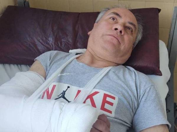 El famoso paparazzi argentino Pedro “Peter” Alberto Orquera está hospitalizado por la agresión.