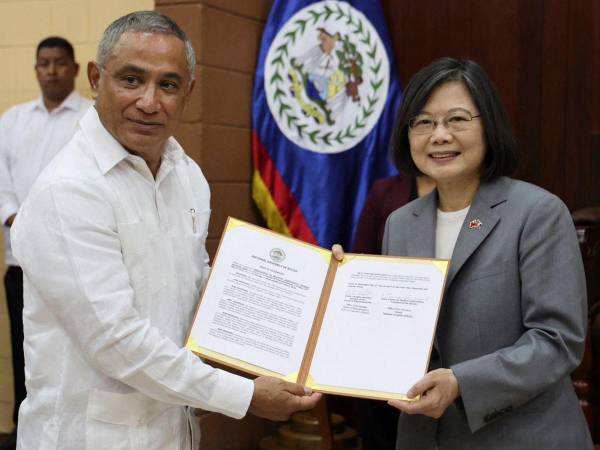 En esta foto del folleto publicada por el Gobierno de Belice, la presidenta de Taiwán, Tsai Ing-wen (derecha), recibe un documento del primer ministro de Belice, John Briceño, en la Asamblea Nacional.