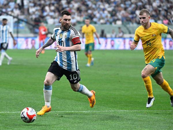 Lionel Messi de Argentina luchó por el balón durante un partido amistoso de fútbol contra Australia en el Estadio de los Trabajadores en Beijing.