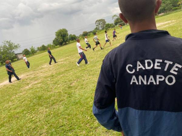 Miembros de la Academia Nacional de Policía durante un partido de fútbol.