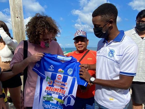 Luisito Comunica ya tiene su camiseta del Victoria, llevándose así un recuerdo muy especial del fútbol de Honduras.