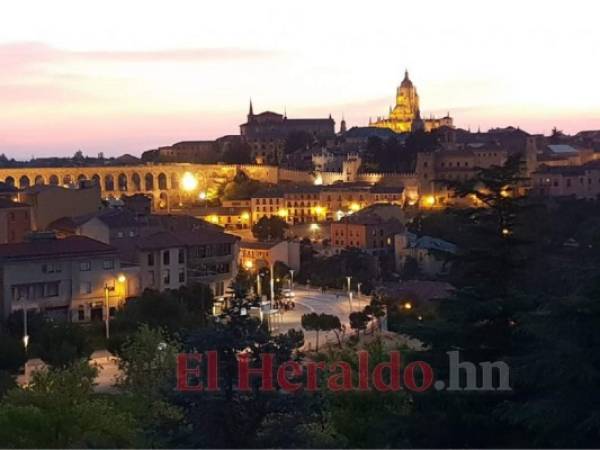 Segovia conquista con sus casas con techos de tejas, su verde que encanta y refresca y el silencio que tranquiliza.