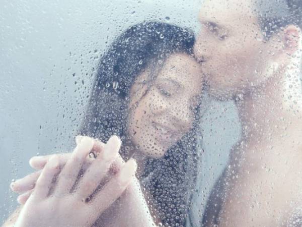 Bañarte con tu pareja tiene muchos beneficios. (Foto: Shutterstock)