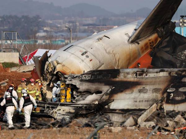 Los bomberos han confirmado que el balance final del accidente sufrido hoy domingo por el vuelo 7C2216 de la surcoreana Jeju Air, que estalló tras salirse de pista y chocar contra un muro en el aeropuerto de Muan (a 290 kilómetros al suroeste de Seúl), es de 179 fallecidos y solo dos supervivientes.