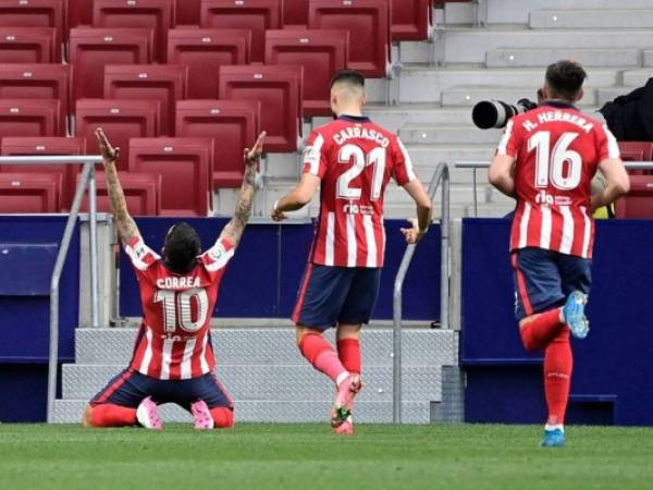 El triunfo devuelve al Atlético al primer puesto de LaLiga en solitario. Los rojiblancos cuentan con 73 puntos, tres más que el Real Madrid (2º), quien le había arrebatado la primera posición el miércoles tras vencer 3-0 en Cádiz (13º). Foto: AFP