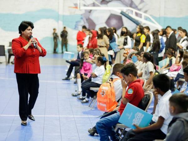 Las becas son dirigidas a niños de escasos recursos matriculados en las escuelas del Distrito Central.