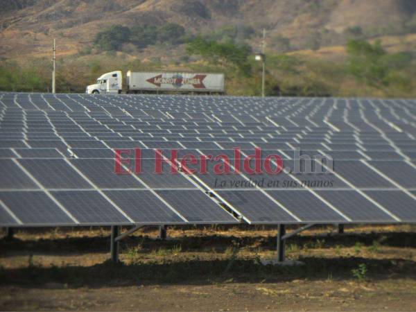 Del total de contratos que se pretende volver a negociar, 18 son solares, tres eólicos y el resto a base de energía térmica.