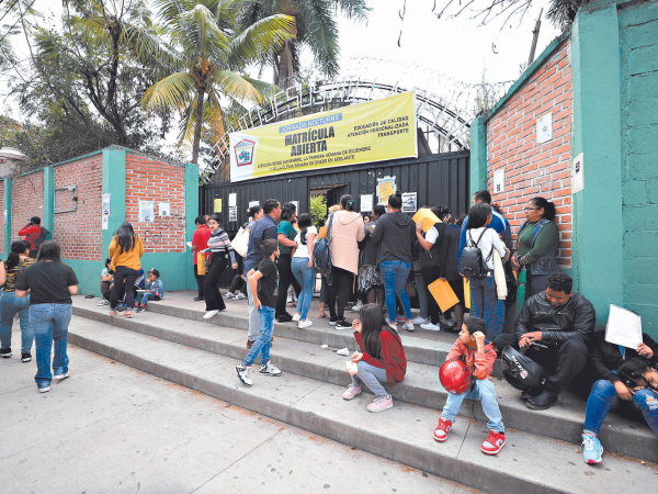 En el Instituto España Jesús Milla Selva, los padres de familia madrugaron e hicieron largas filas para matricular a sus hijos.