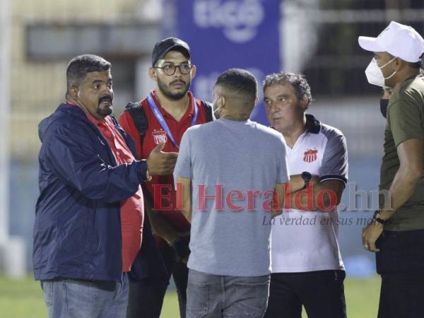 El alto directivo del Vida tuvo una amena plática con los futbolistas que fueron separados del plantel hace algunas semanas.