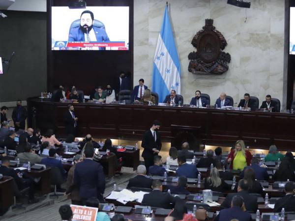 Luis Redondo está confirmando su mala capacidad negociadora en el Congreso Nacional. Ya tienen 21 días sin sesionar solo por no tener 65 votos para adhesión a la CAF.