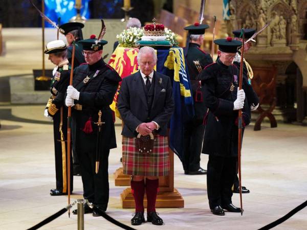 El féretro estaba cubierto por el estandarte real y la corona de reina de Escocia, y fue acompañado hasta la catedral en un cortejo fúnebre por las calles de Edimburgo seguido a pie por sus cuatro hijos.