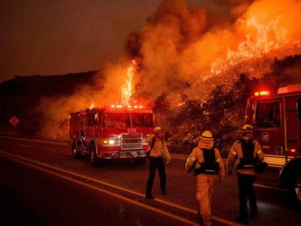 Mike Eliason, vocero del Departamento de Bomberos del condado de Santa Barbara, indicó que 2.400 estructuras estaban en riesgo, reportó la televisora KEYT. Foto: AP.