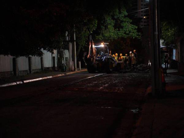 Equipados con lámparas, las cuadrillas de bacheo son distribuidas a diversos puntos de la ciudad para cumplir con la rehabilitación vial asignada en horarios de 9:00 PM hasta las 6:00 AM.